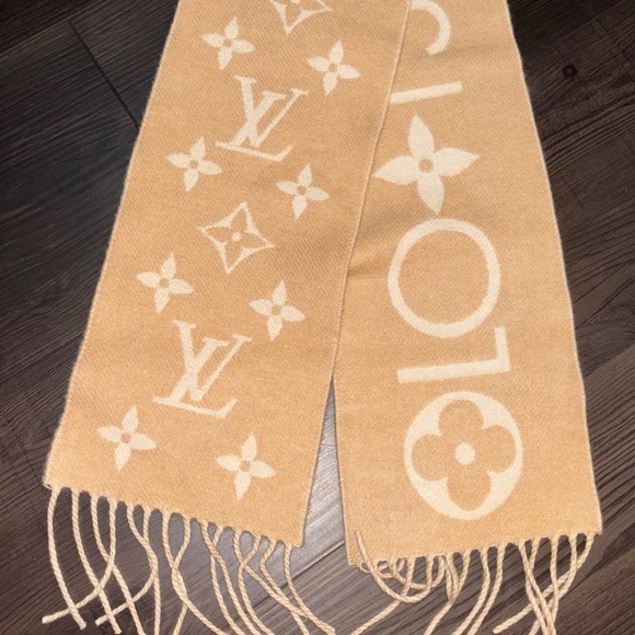Louis Vuitton scarf - Picture 2 of 2